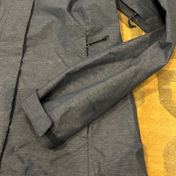 Like NEW: The North Face Women's Hooded Waterproof Rain Jacket - Picture 3 of 4